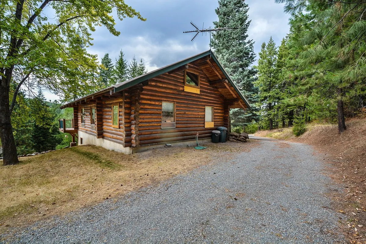 How to Choose Between a Log Cabin and a Shepherd's Hut for Woodland Living